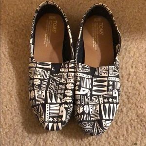 Toms 7.5 cream. Black and white tropical print